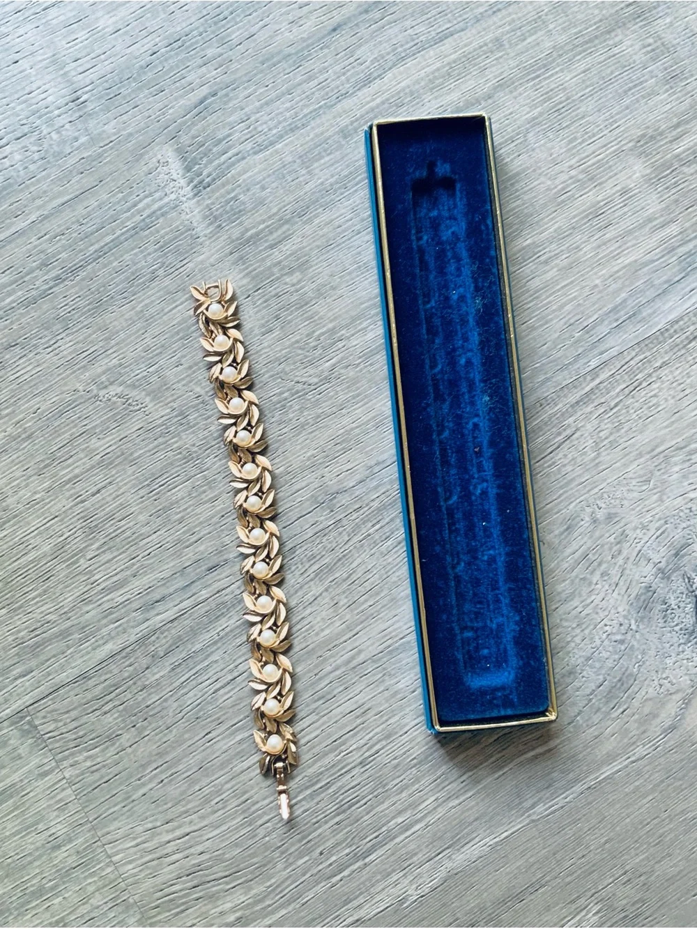 Vintage Avon Gold-Tone Leaf Link Bracelet w/ Blue Box